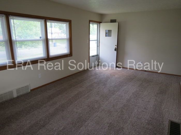 685 Savannah Dr - Photo 3 of 17