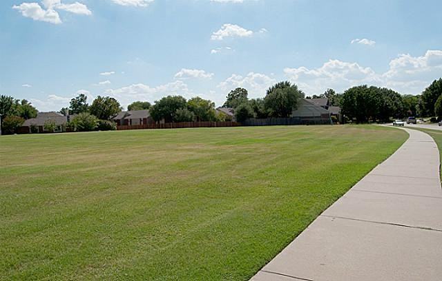 627 Meadowbrook St - Photo 3 of 15