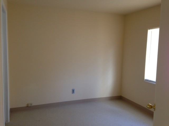 427 S Hinkley Ave - Photo 3 of 6