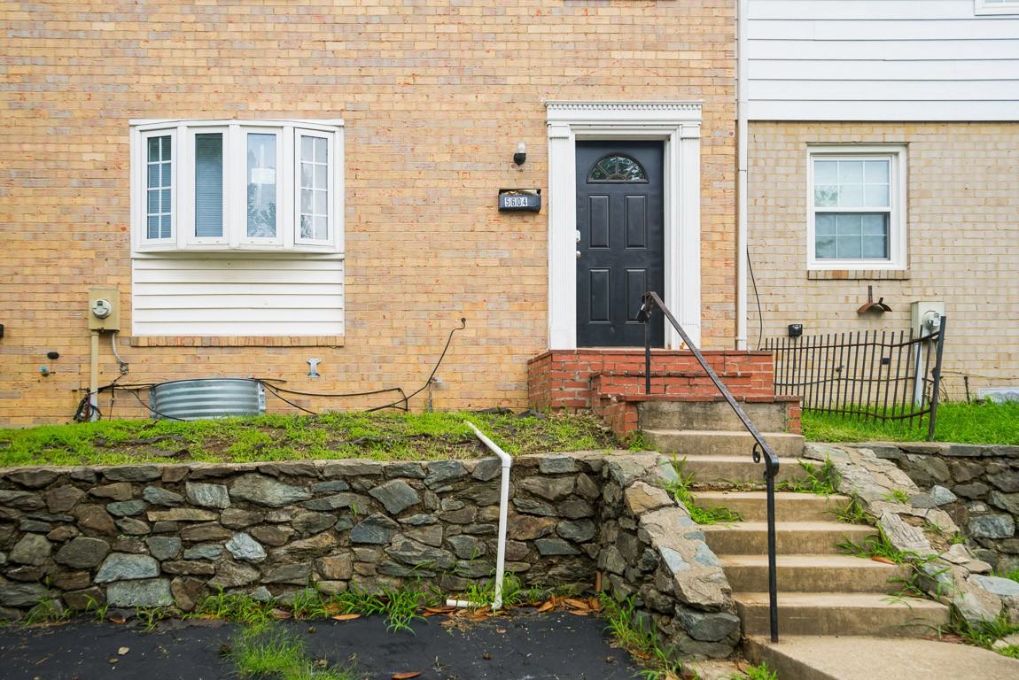 5604 Rollins Ln - Photo 3 of 20