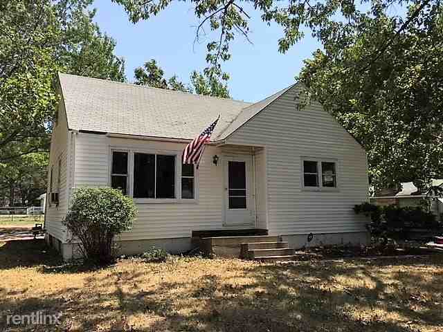 2928 SE Indiana Ave - Photo 2 of 10