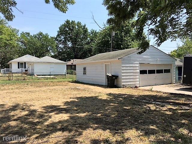 2928 SE Indiana Ave - Photo 3 of 10