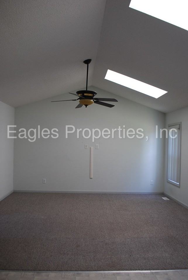 103 Maryland Dr - Photo 2 of 11