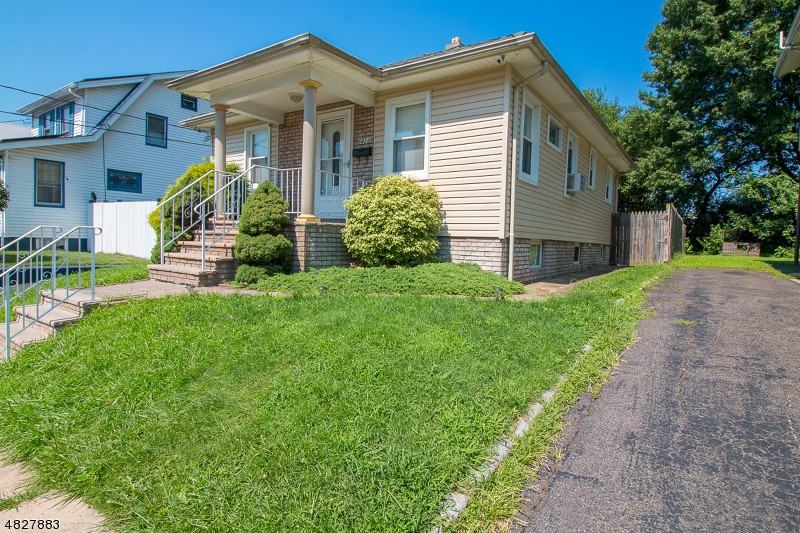 1428 Leslie St - Photo 2 of 14