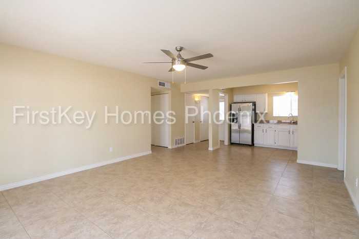 8453 W Piccadilly Rd - Photo 2 of 16