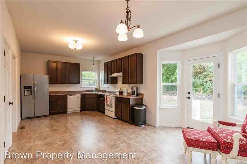 917 Thornridge Ct - Photo 3 of 11