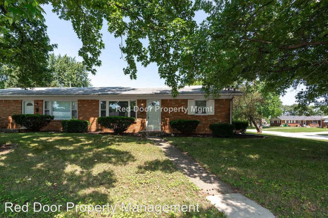 1709 Desoto Ln - Photo 2 of 27