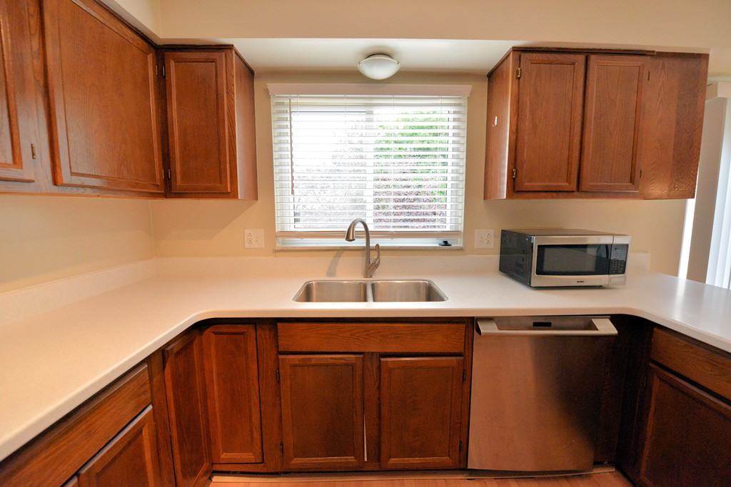 3960 Kings Point Dr - Photo 3 of 40