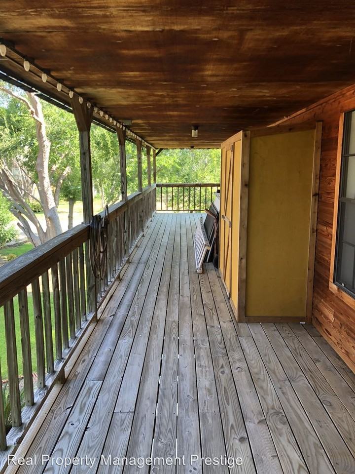 215 Baywood St - Photo 2 of 14