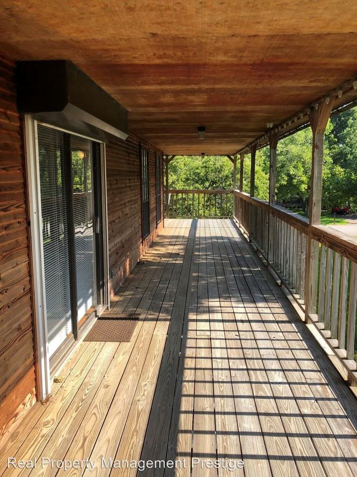 215 Baywood St - Photo 3 of 14