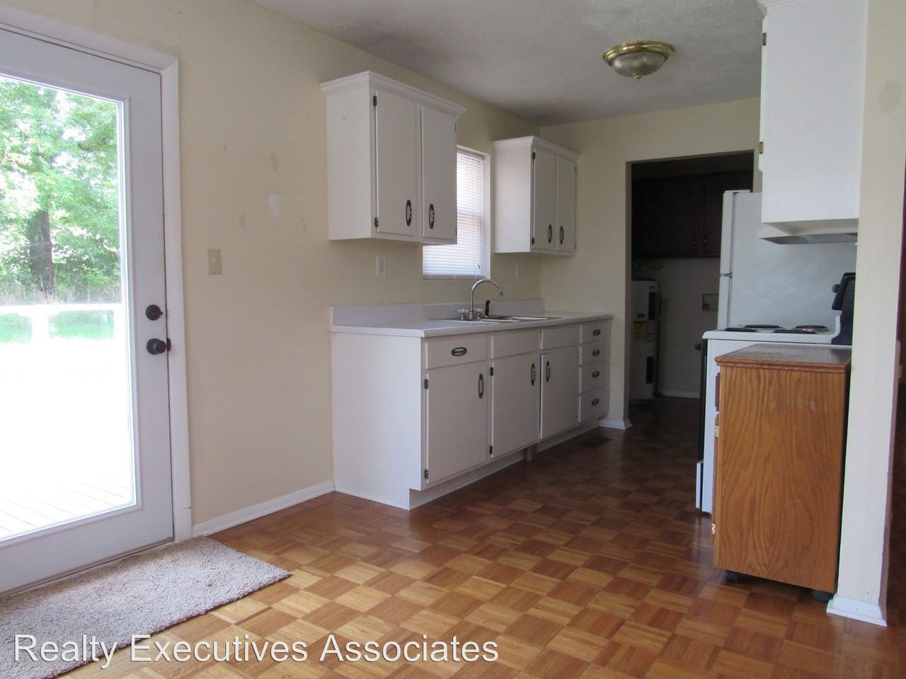 1856 Mentor Rd - Photo 3 of 17