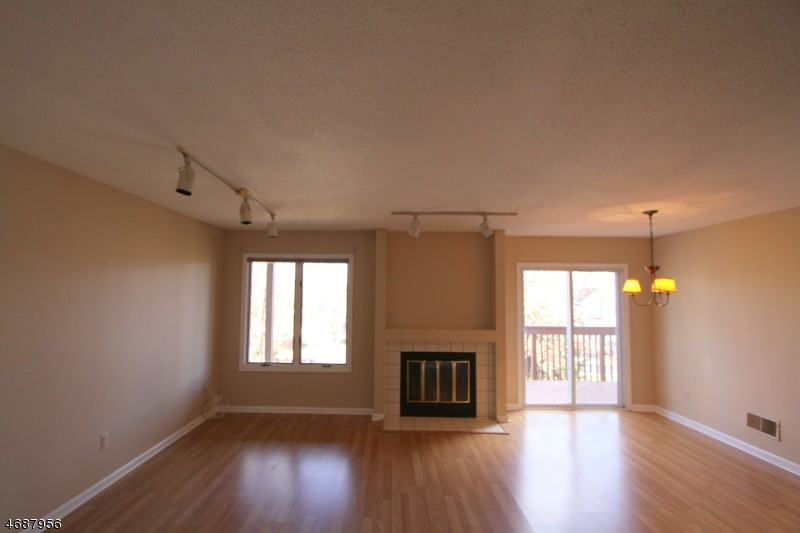 8 Pine Hollow Ct - Photo 2 of 13