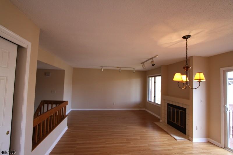 8 Pine Hollow Ct - Photo 3 of 13