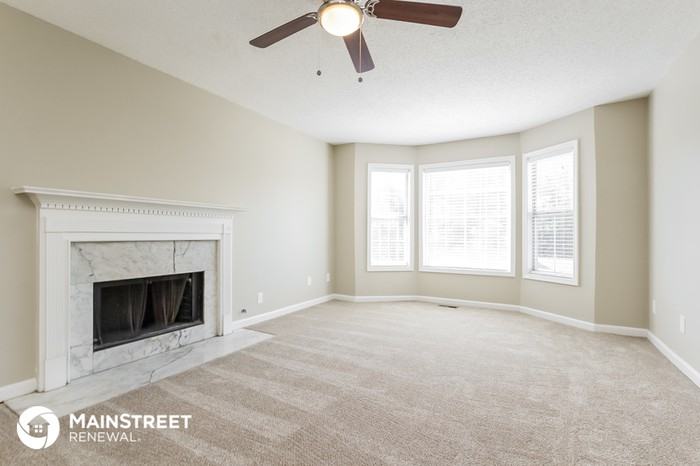 219 Hampton Dr - Photo 3 of 15