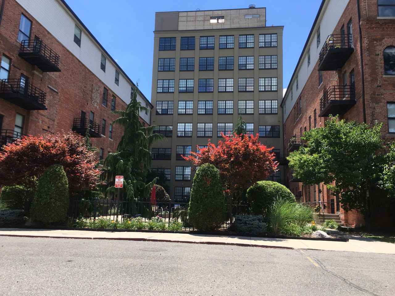 6533 East Jefferson Avenue, Detroit, MI 48207 1 Bedroom Apartment for