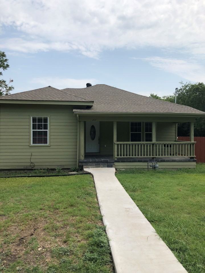 402 Collin St - Photo 2 of 11