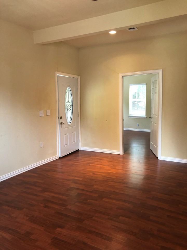 402 Collin St - Photo 3 of 11