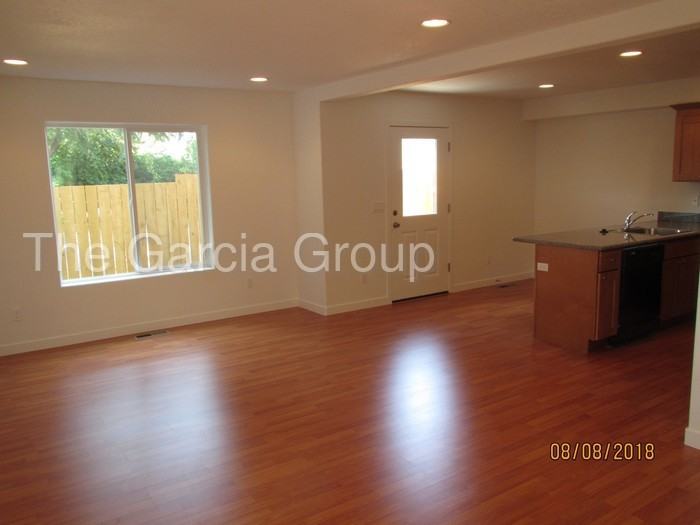 1170 SE Oak St - Photo 3 of 14