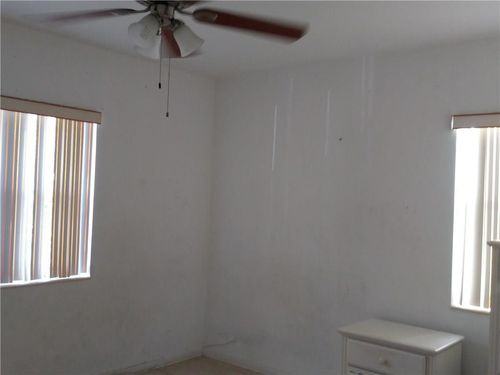 204 Manatee Dr - Photo 3 of 6