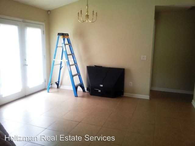 960 Yale Ct - Photo 3 of 9