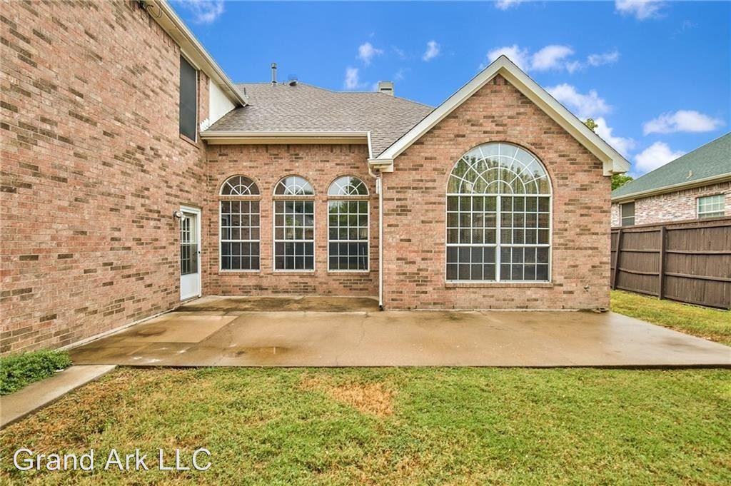 2441 London Dr - Photo 2 of 30