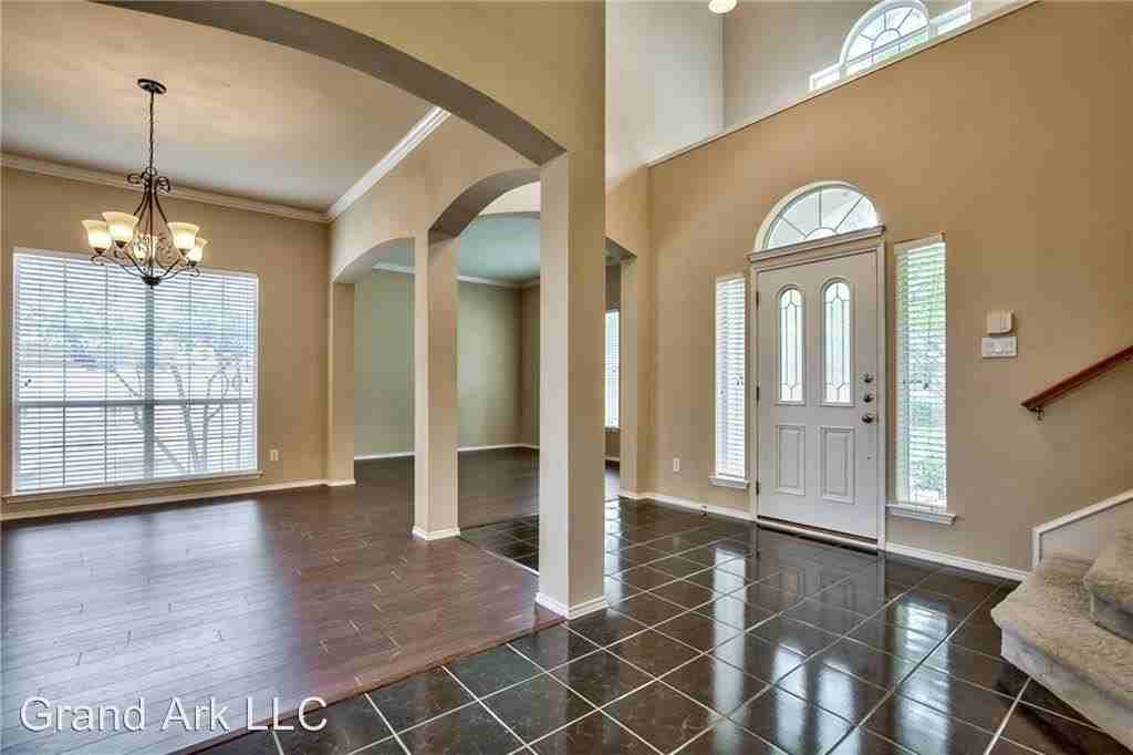 2441 London Dr - Photo 3 of 30