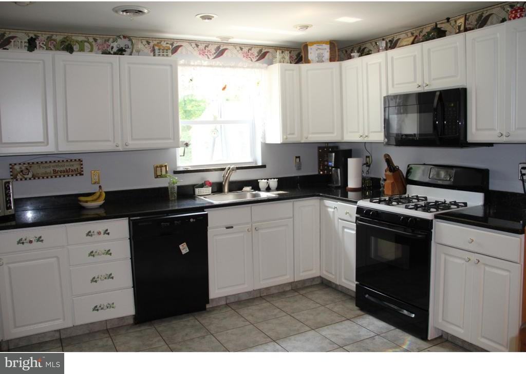 1038 Almonesson Rd - Photo 3 of 13