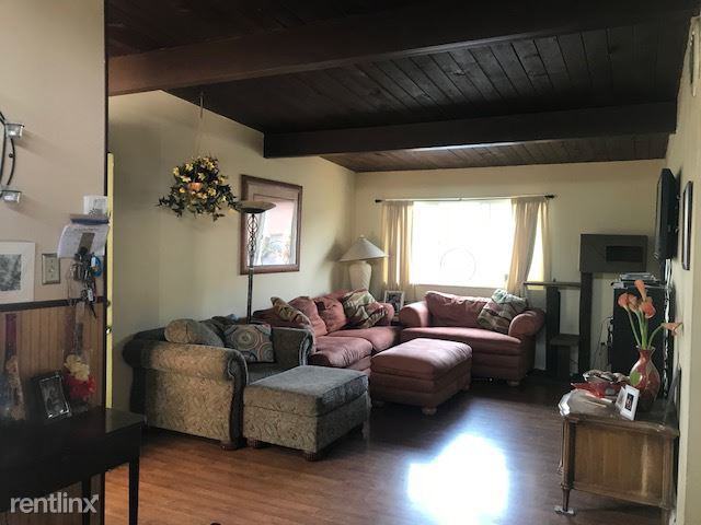 3326 Montclaire Dr NE - Photo 3 of 10