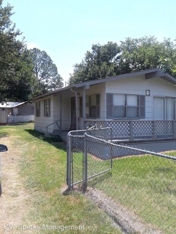 10157 Shoreline Dr - Photo 2 of 9