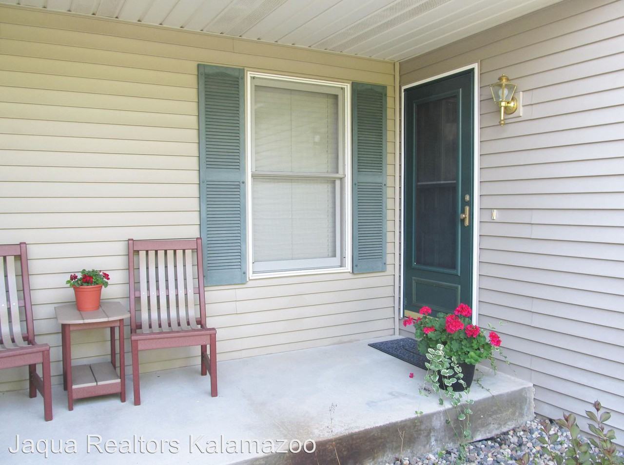 733 Bayberry Ln - Photo 2 of 19