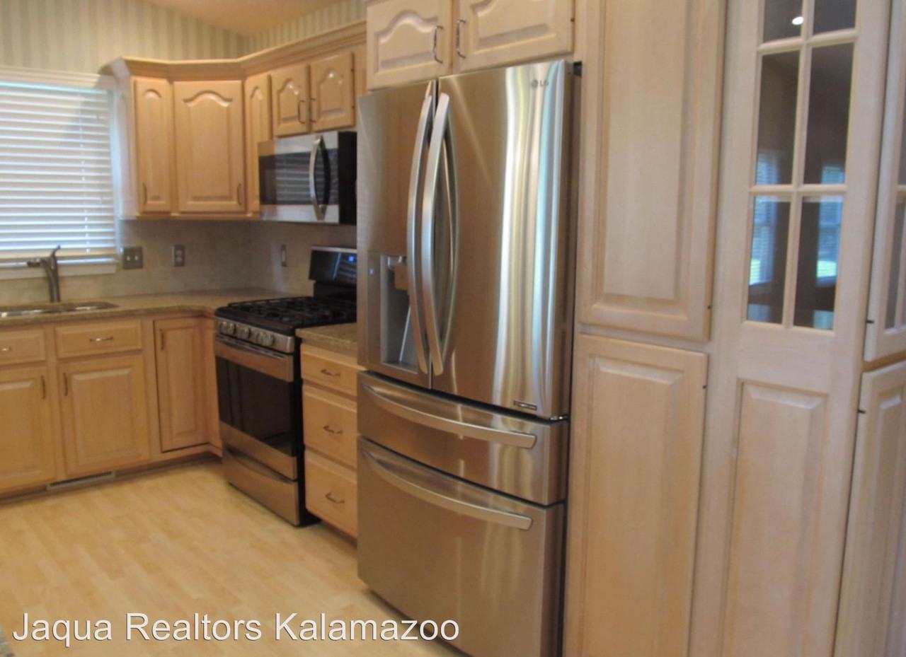 733 Bayberry Ln - Photo 3 of 19