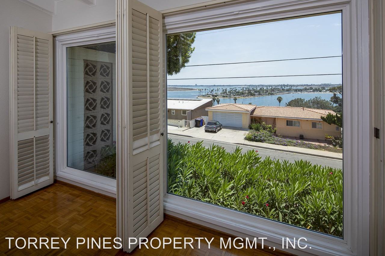 3183 McGraw St - Photo 2 of 8