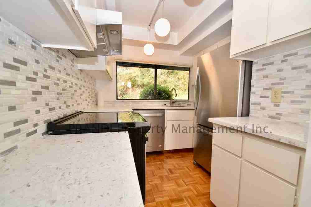 108 Lincoln Dr - Photo 3 of 13