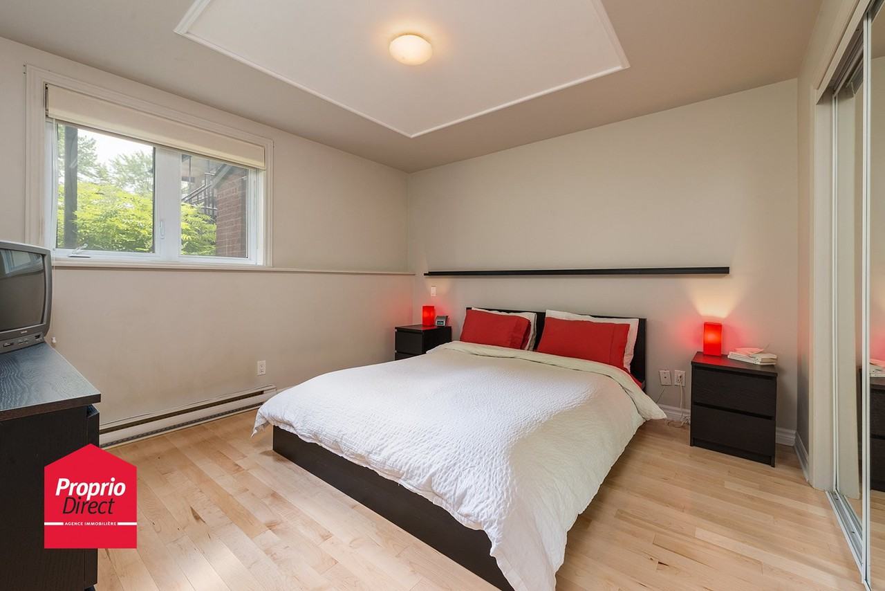 Rue Saint-Charles Ouest - Photo 2 of 5