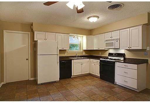 214 W Hickory St - Photo 2 of 10