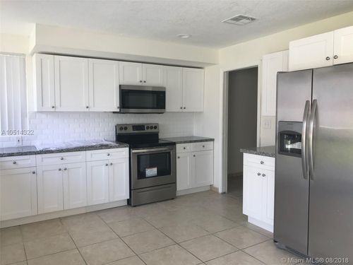 20570 NE 8th Ct - Photo 2 of 8