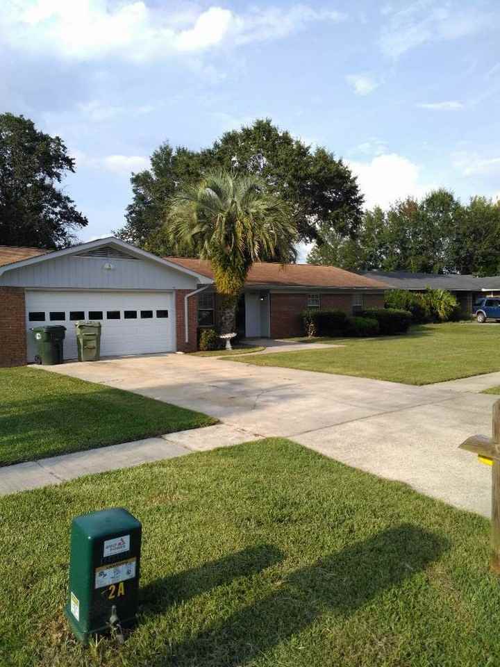 306 Floyd Dr - Photo 2 of 17