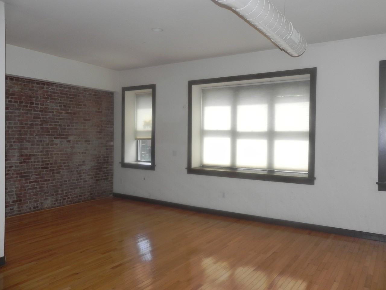 555 Main St - Photo 2 of 6