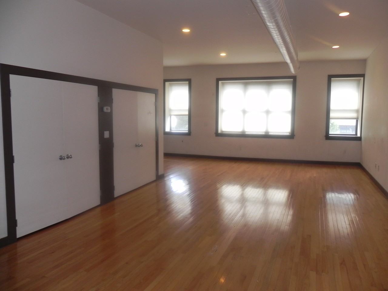 555 Main St - Photo 3 of 6