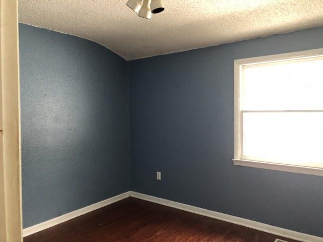 306 Wiltshire Dr - Photo 2 of 11