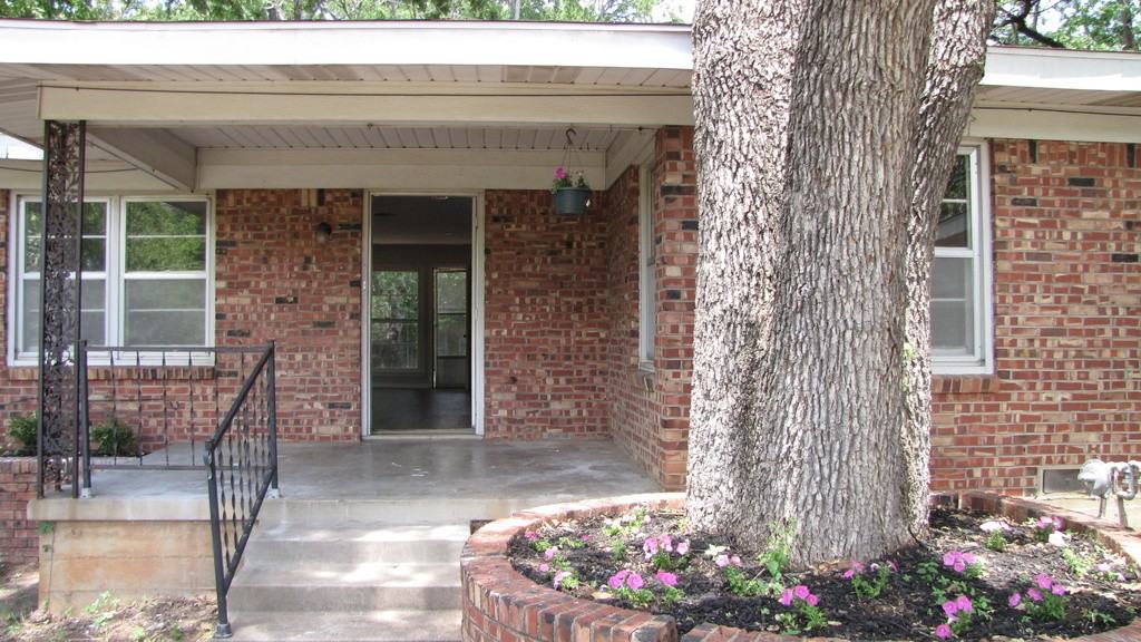 524 Hurstview Dr - Photo 2 of 16