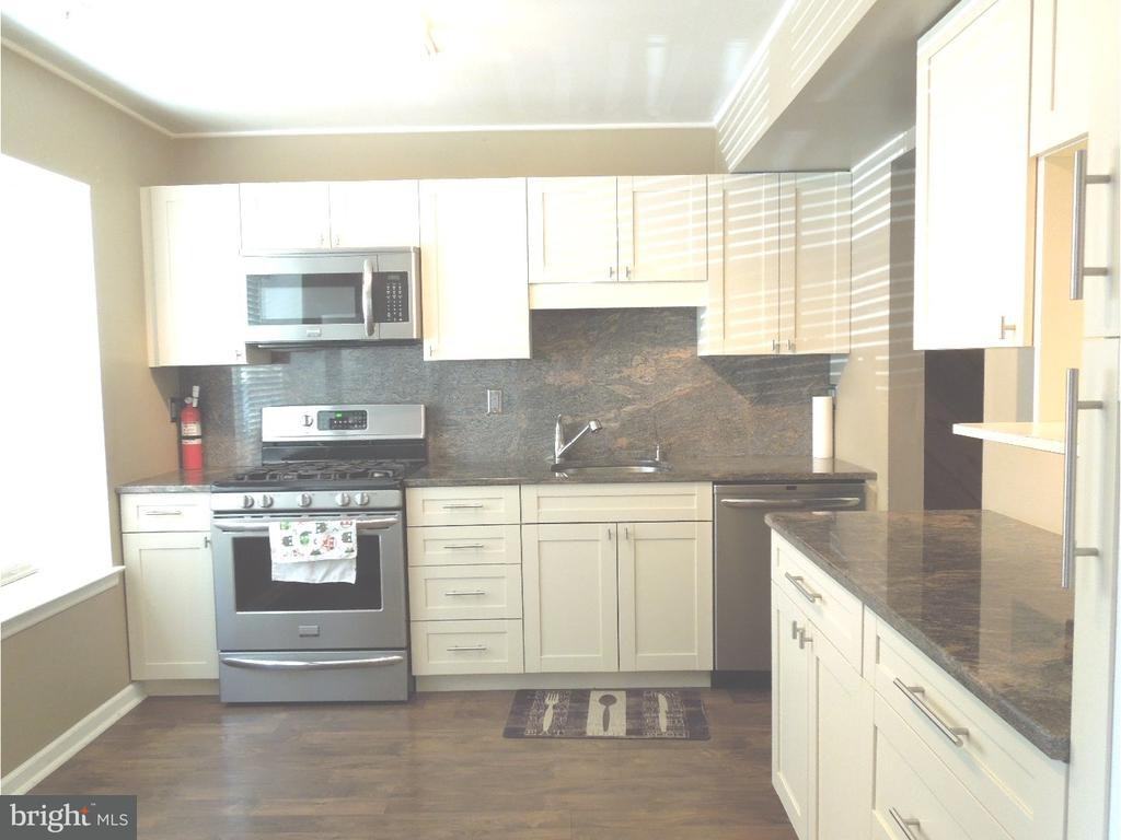 204 Roberts Ln - Photo 3 of 18