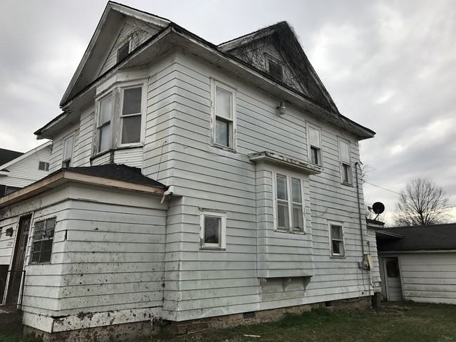 1229 Summit St - Photo 2 of 27