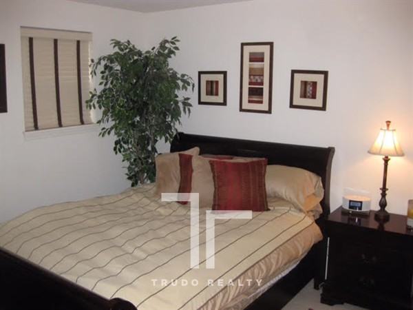 1105 North Crosby Street - Photo 3 of 4