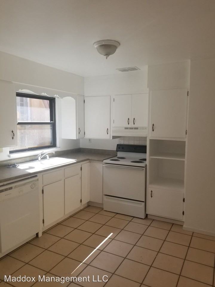 1017 Manzano Ct NW - Photo 2 of 10