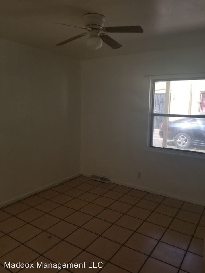 1017 Manzano Ct NW - Photo 3 of 10