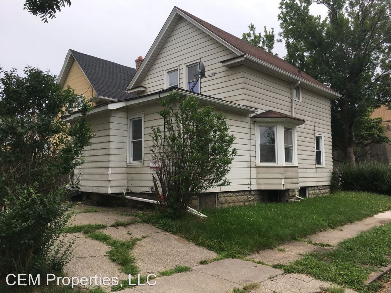 692 Campbell St - Photo 3 of 25