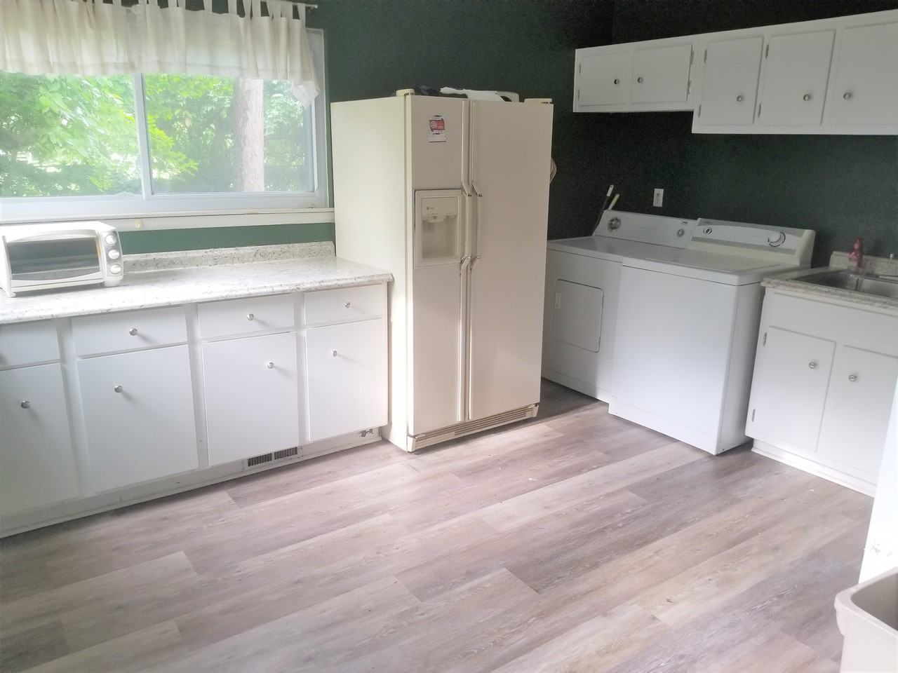 764 Stinchcomb Dr - Photo 2 of 37