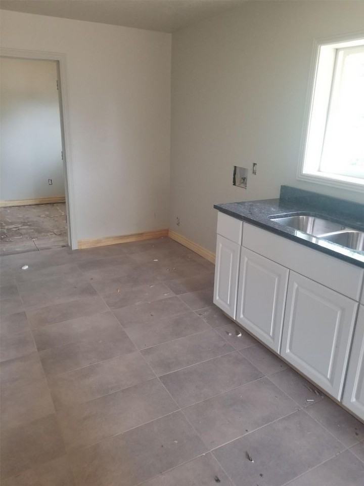 2533 G Ave - Photo 2 of 4