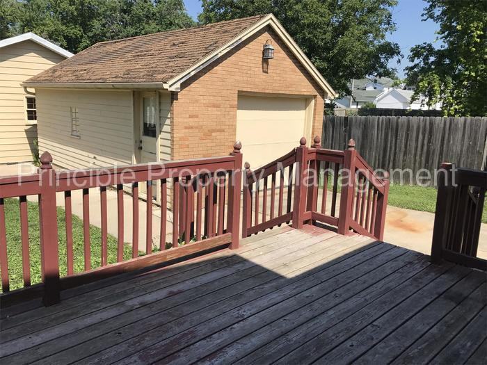 110 S Elm St - Photo 2 of 10